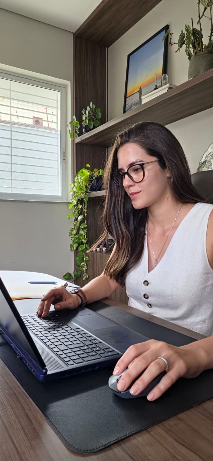 Tatiana Lima trabalhando em um projeto